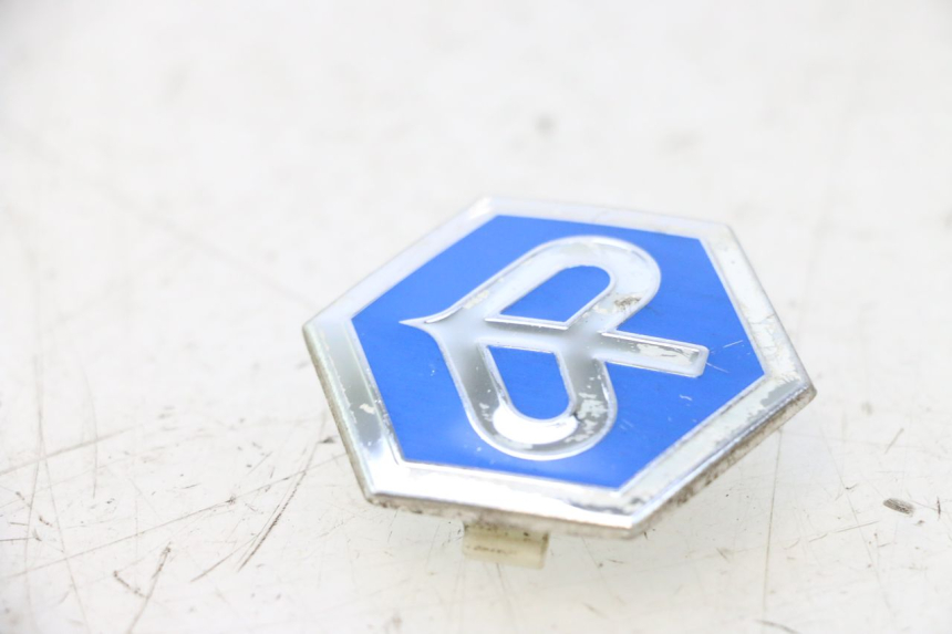 photo de LOGO DA MARCA PIAGGIO MP3 500 (2011 - 2015) - Detalhe da peça