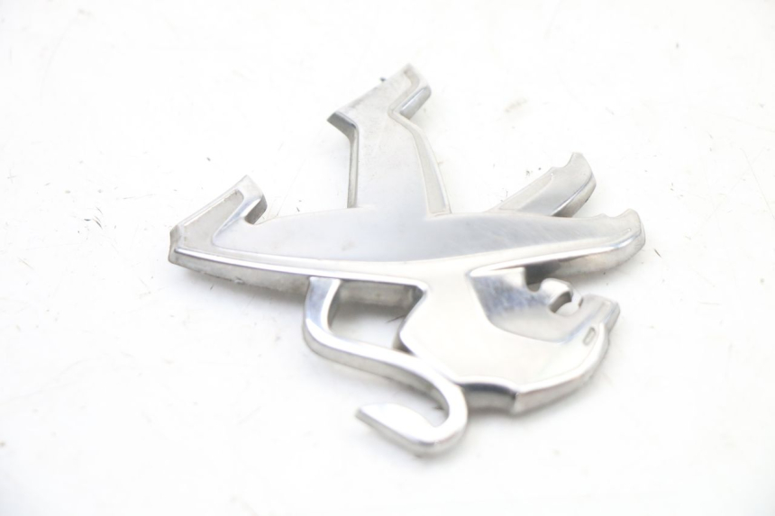 photo de LOGO DA MARCA PEUGEOT SATELIS 125 (2013 - 2018) - Detalhe da peça