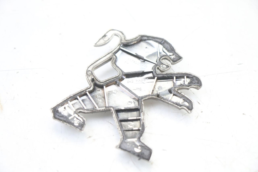 photo de LOGO DA MARCA PEUGEOT SATELIS 125 (2013 - 2018) - Zoom do estado de desgaste