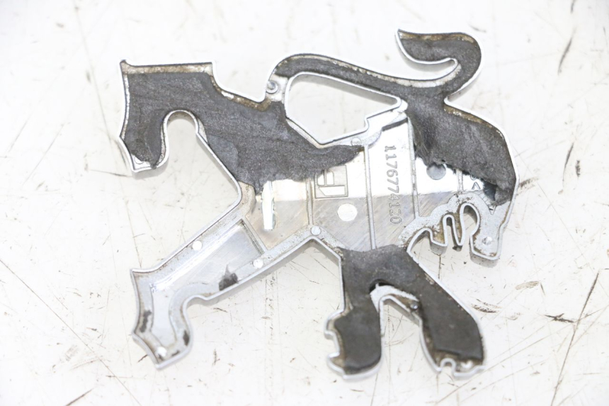 photo de LOGO DA MARCA PEUGEOT SATELIS COMPRESSOR K15 125 (2006 - 2009) - Zoom do estado de desgaste