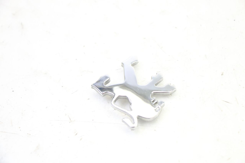 photo de LOGO DA MARCA PEUGEOT SATELIS 250 (2006 - 2012) - Detalhe da peça