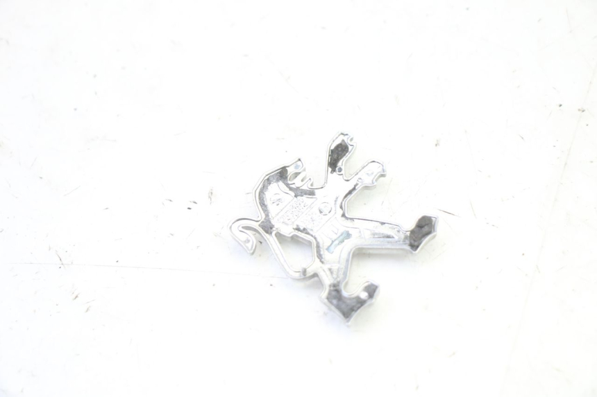 photo de LOGO DA MARCA PEUGEOT SATELIS 250 (2006 - 2012) - Zoom do estado de desgaste