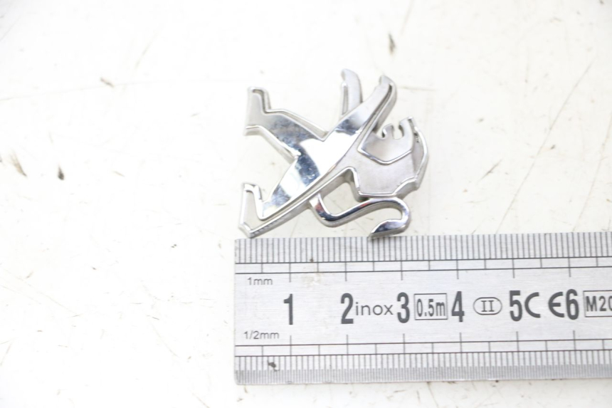 photo de LOGO DA MARCA PEUGEOT SATELIS 125 (2013 - 2018) - Detalhe da peça