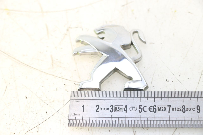 photo de LOGO DA MARCA PEUGEOT SATELIS 125 (2013 - 2018) - Detalhe da peça