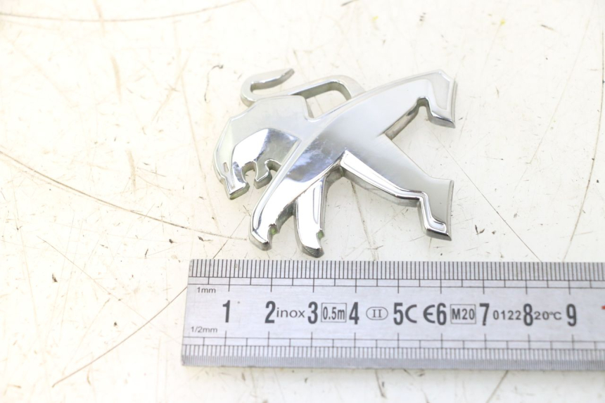 photo de LOGO DA MARCA PEUGEOT SATELIS 125 (2013 - 2018) - Zoom do estado de desgaste