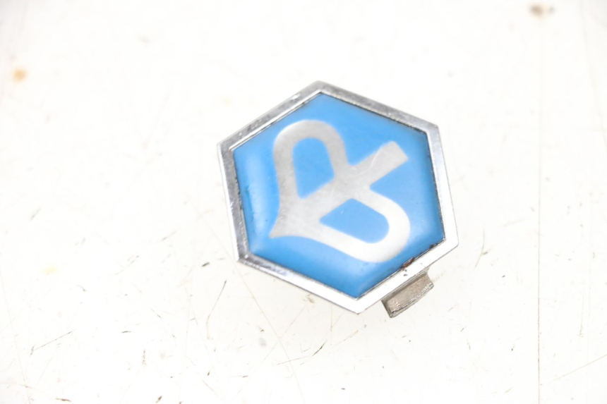 photo de LOGO DA MARCA PIAGGIO X8 125 (2004 - 2007) - Detalhe da peça