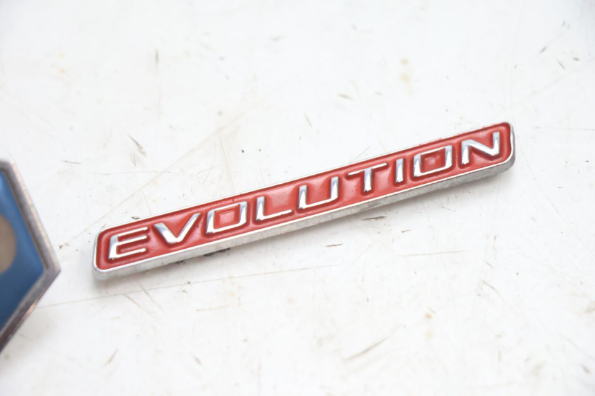 photo de LOGO DA MARCA PIAGGIO X9 EVOLUTION 125 (2003 - 2007) - Zoom do estado de desgaste