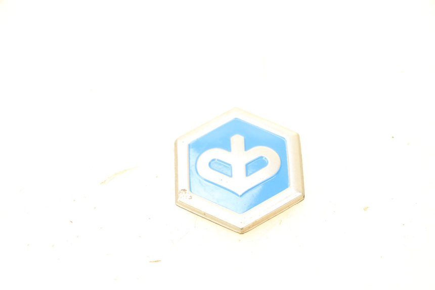 photo de LOGO DA MARCA PIAGGIO ZIP 4T 50 (2018 - 2020) - Detalhe da peça