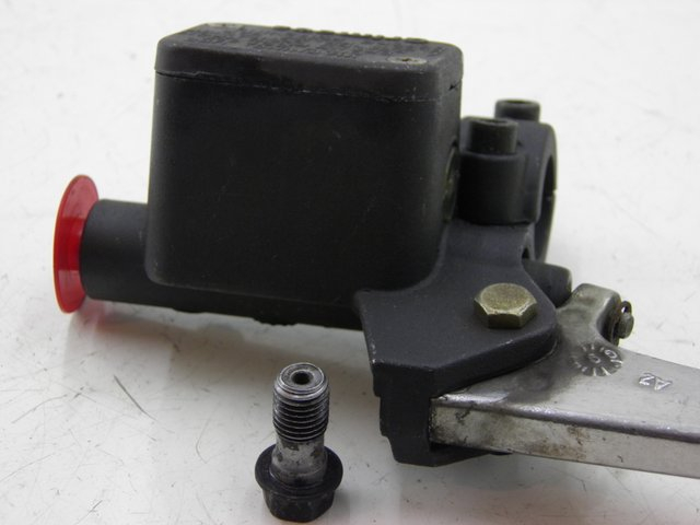 photo de CILINDRO MESTRE DO FREIO TRASEIRO APRILIA LEONARDO ST 250 (2002 - 2005) - Ampliação técnica