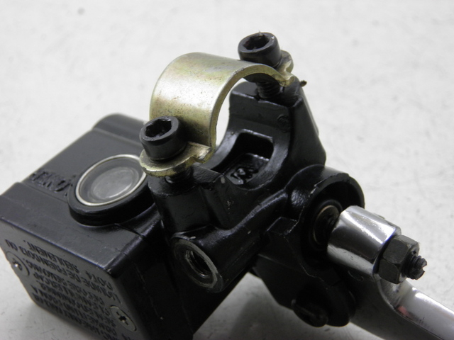 photo de CILINDRO MESTRE DO FREIO TRASEIRO JM MOTOR S-MAX 125 (2010 - 2014) - Outro ângulo de visão