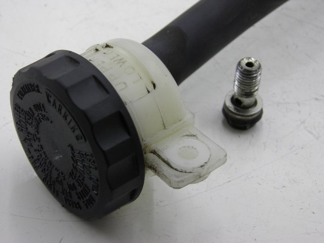 photo de CILINDRO MESTRE DO FREIO TRASEIRO KAWASAKI ZEPHYR 550 (1991 - 1998) - Detalhe da peça
