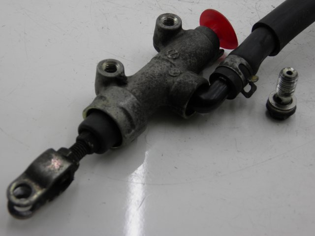 photo de CILINDRO MESTRE DO FREIO TRASEIRO KAWASAKI ZEPHYR 550 (1991 - 1998) - Zoom do estado de desgaste