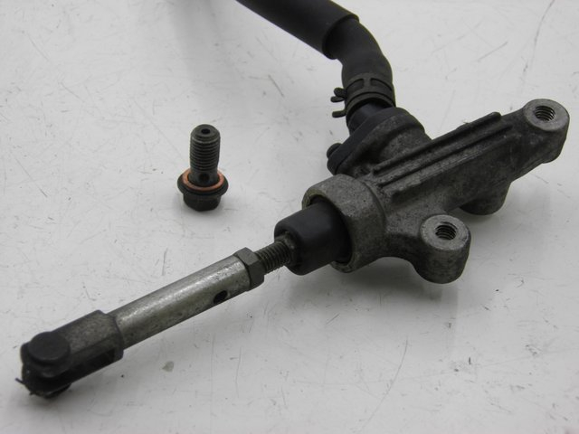 photo de CILINDRO MESTRE DO FREIO TRASEIRO YAMAHA FZX FAZER 750 (1987 - 1998) - Pontos de fixação