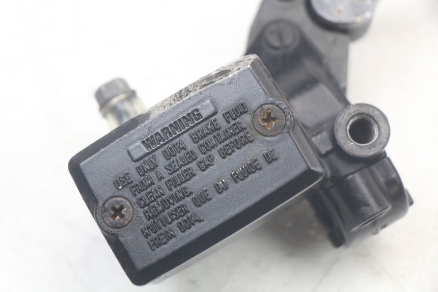 photo de CILINDRO MESTRE DIANTEIRO TRIUMPH SPEED TRIPLE T301 900 (1994 - 1996) - Detalhe da peça
