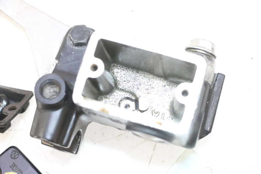 photo de CILINDRO MESTRE DO FREIO TRASEIRO SUZUKI BURGMAN 125 (2007 - 2014) - Estrutura - ampliação