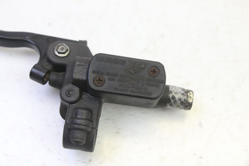 photo de CILINDRO MESTRE DO FREIO TRASEIRO PEUGEOT ELYSTAR 50 (2002 - 2014) - Zoom do estado de desgaste