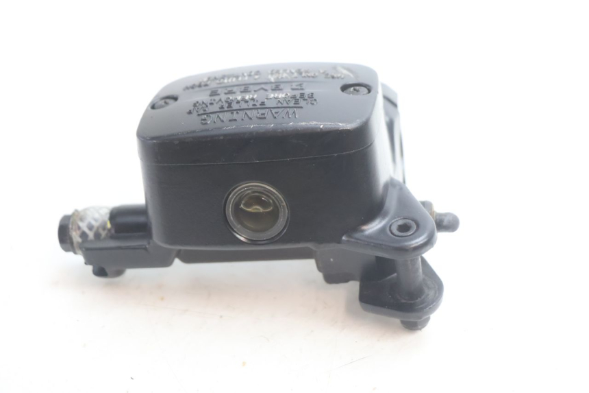 photo de CILINDRO MESTRE DE FREIO TRASEIRO PIAGGIO MP3 HPE 530 (2022 - 2026) - Outro ângulo de visão