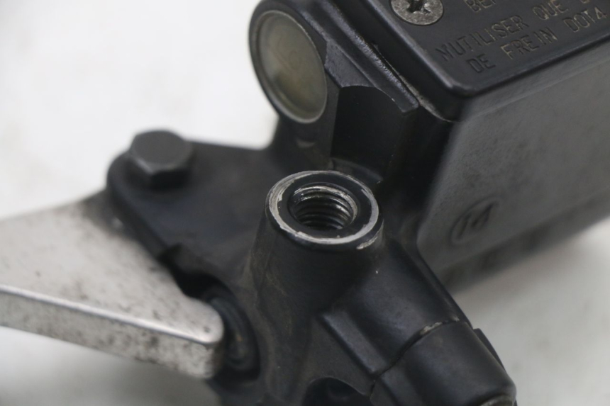 photo de CILINDRO MESTRE DO FREIO TRASEIRO PEUGEOT SATELIS 125 (2010 - 2012) - Outro ângulo de visão