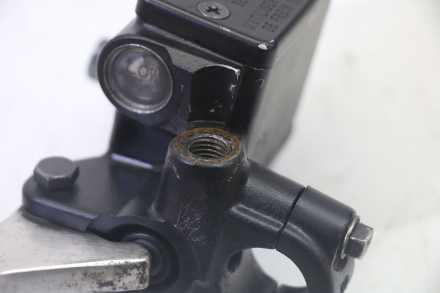 photo de CILINDRO MESTRE DO FREIO TRASEIRO PEUGEOT SATELIS 125 (2013 - 2018) - Outro ângulo de visão