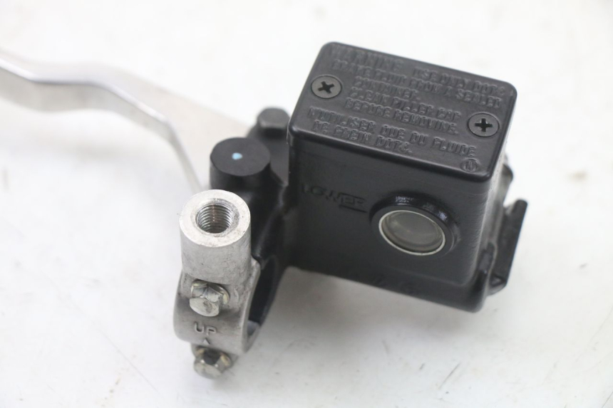 photo de CILINDRO MESTRE DO FREIO TRASEIRO SUZUKI BURGMAN 125 (2018 - 2021) - Outro ângulo de visão