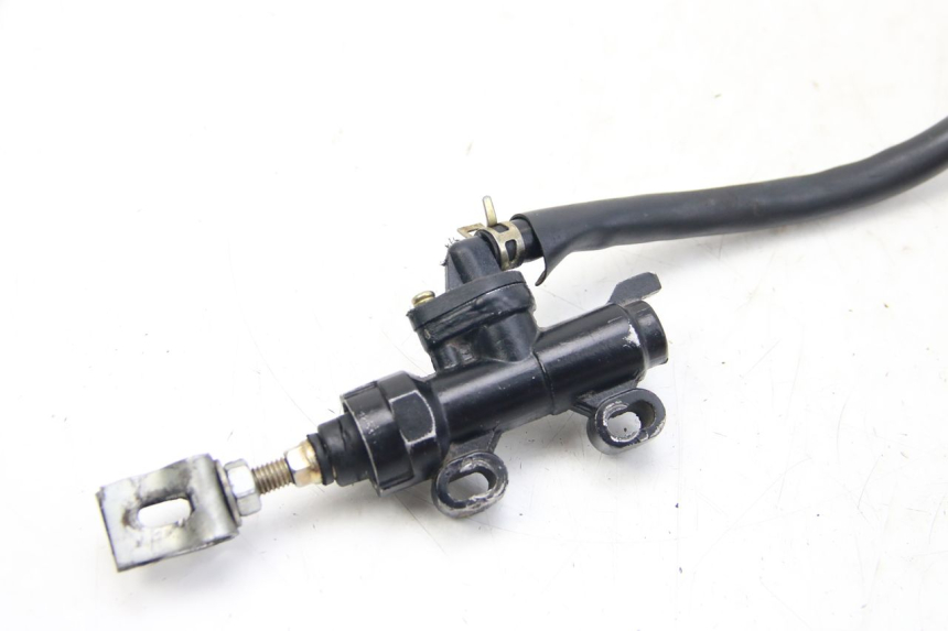photo de CILINDRO MESTRE DO FREIO TRASEIRO PEUGEOT XP6 50 (1997 - 2003) - Outro ângulo de visão