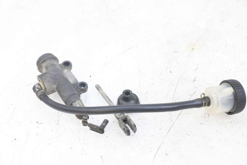 photo de CILINDRO MESTRE DO FREIO TRASEIRO PEUGEOT XP6 50 (1997 - 2003) - Outro ângulo de visão
