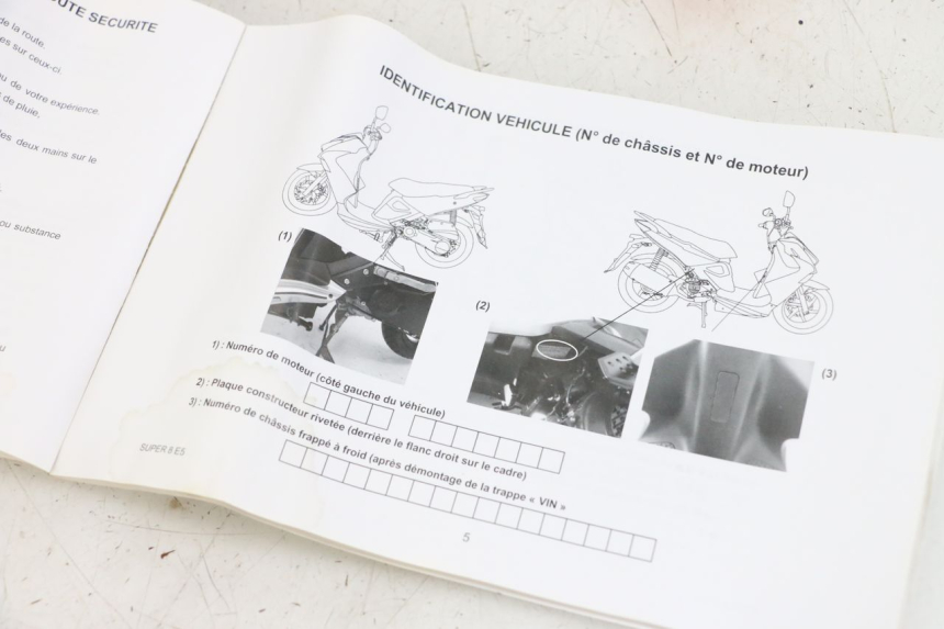 photo de MANUAL DO UTILIZADOR KYMCO SUPER 8 4T 50 (2021 - 2024) - Outro ângulo de visão