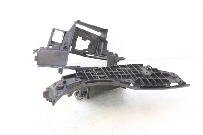 photo de ESTRIBO SUZUKI BURGMAN 125 (2007 - 2014) - Pontos de fixação