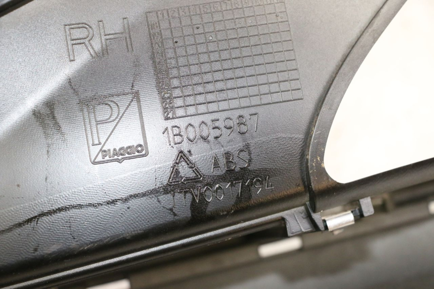photo de ESTRIBO DIREITO PIAGGIO MP3 HPE 300 (2019 - 2026) - Detalhe da peça