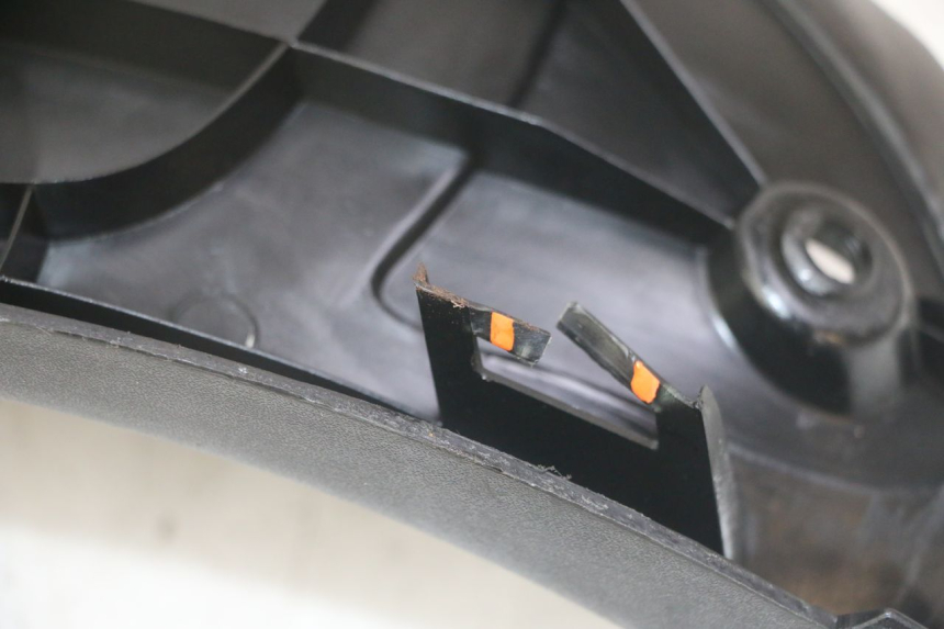 photo de ESTRIBO PEUGEOT ELYSEO 125 (1999 - 2004) - Pontos de fixação