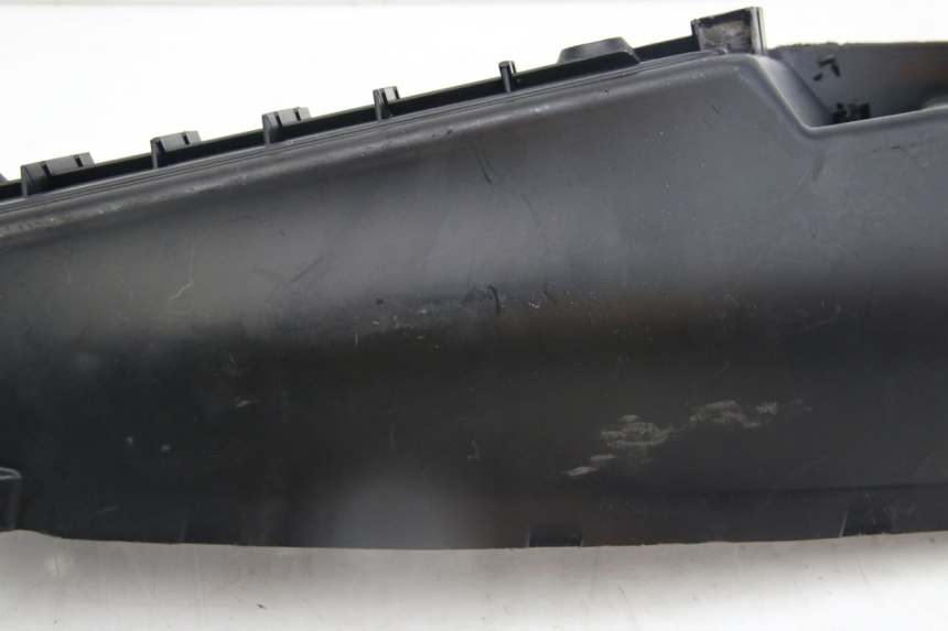 photo de ESTRIBO ESQUERDO PIAGGIO MP3 125 (2006 - 2014) - Detalhes característicos