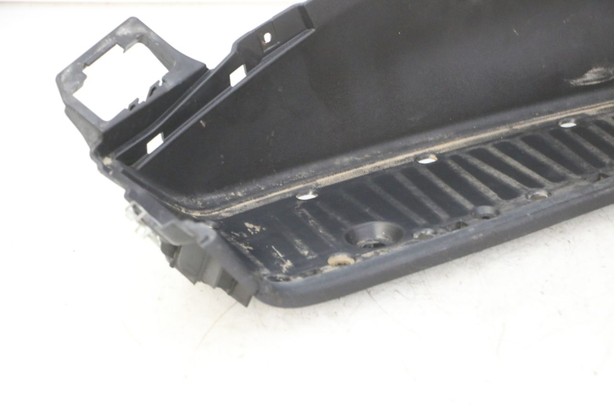 photo de ESTRIBO ESQUERDO PIAGGIO MP3 RL 250 (2006 - 2010) - Pontos de fixação