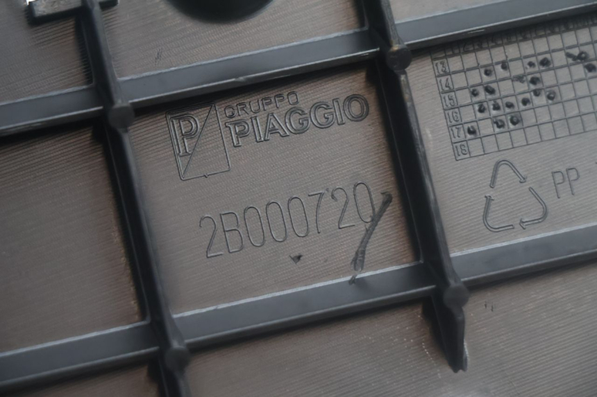 photo de ESTRIBO ESQUERDO PIAGGIO MP3 500 (2016 - 2018) - Pontos de fixação