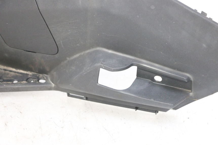 photo de ESTRIBO ESQUERDO PEUGEOT SATELIS 125 (2013 - 2018) - Detalhes característicos