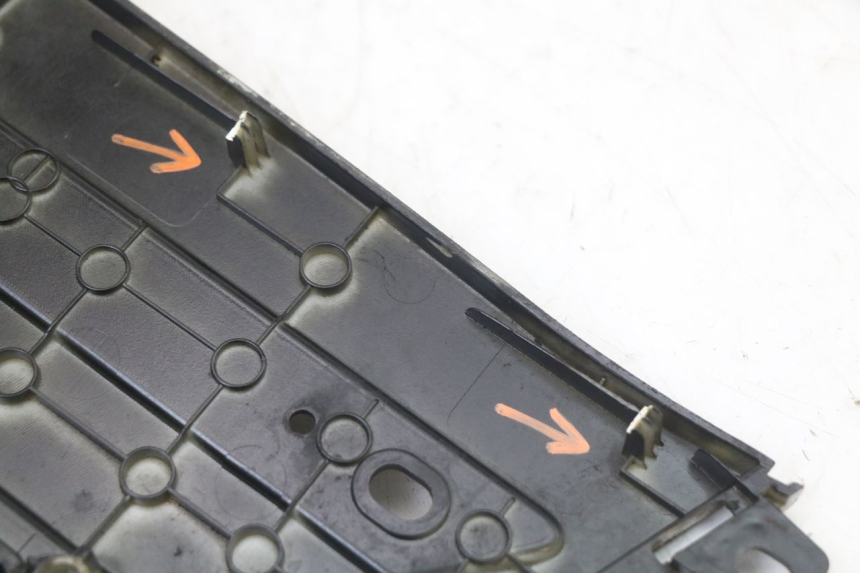 photo de ESTRIBO PEUGEOT DJANGO 125 (2014 - 2017) - Detalhes característicos