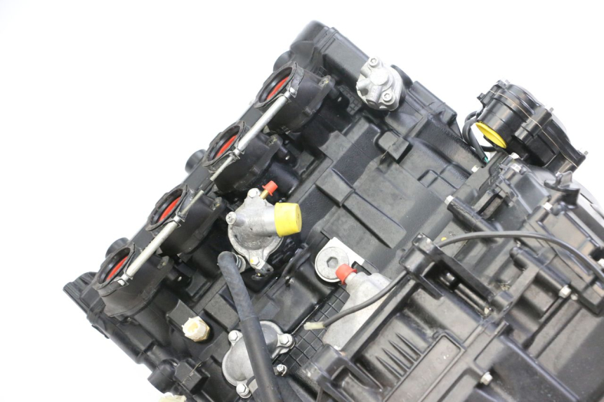 photo de MOTOR SUZUKI GSR 750 (2011 - 2017) - Detalhes característicos