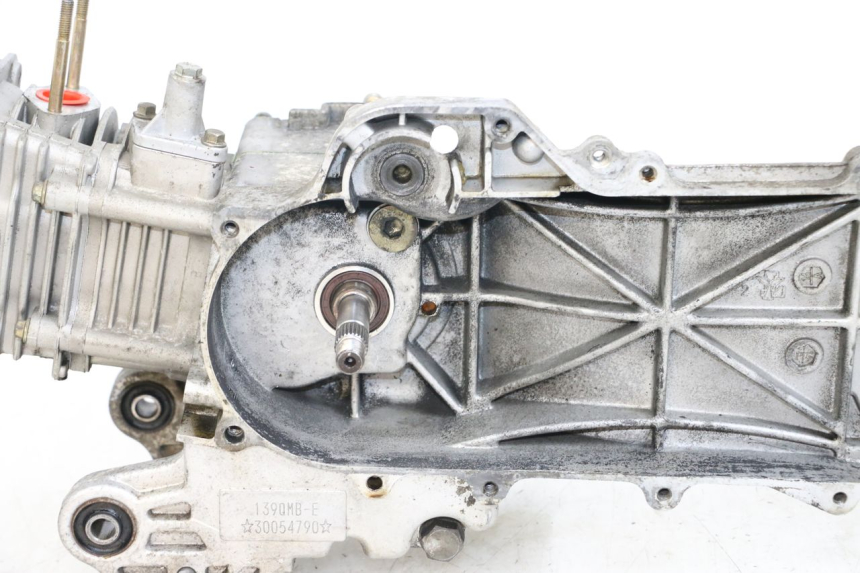 photo de MOTOR PEUGEOT KISBEE 4T 50 (2010 - 2017) - Detalhes característicos