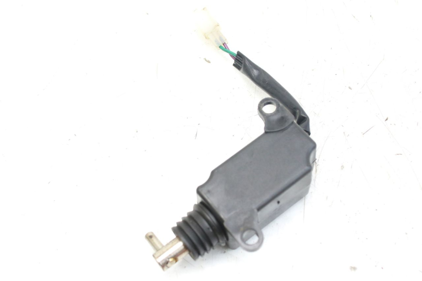 photo de MOTOR DE ABERTURA DO BAÚ SYM FIDDLE 3 III 125 (2014 - 2020) - Detalhe da peça
