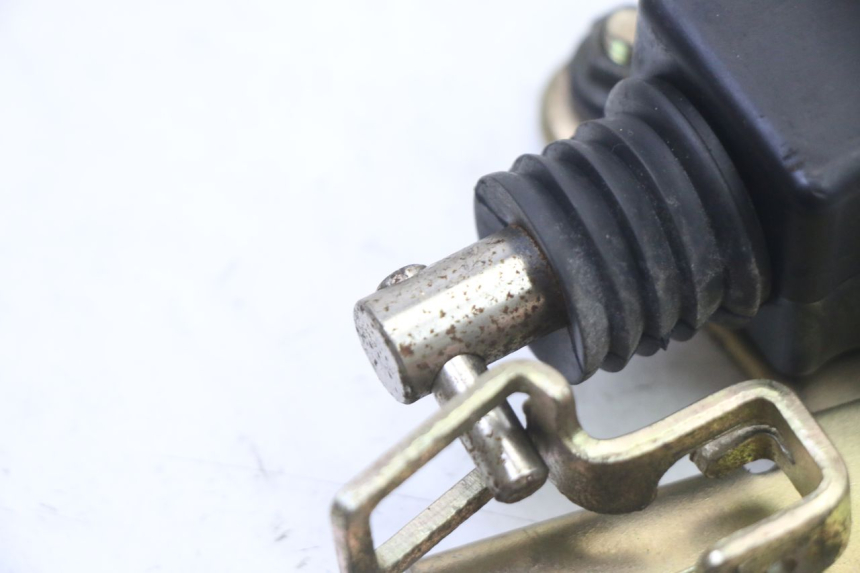 photo de MOTOR DE ABERTURA DO BAÚ SYM FIDDLE 3 III 125 (2014 - 2020) - Detalhe da peça