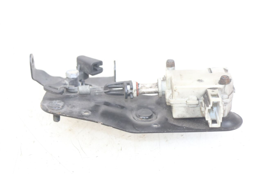 photo de MOTOR DE ABERTURA DO BAÚ GILERA GP 800 (2007 - 2013) - Outro ângulo de visão