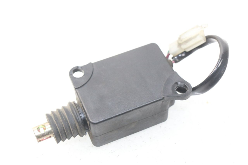 photo de MOTOR DE ABERTURA DO BAÚ SYM GTS EFI ABS 125 (2012 - 2016) - Zoom do estado de desgaste