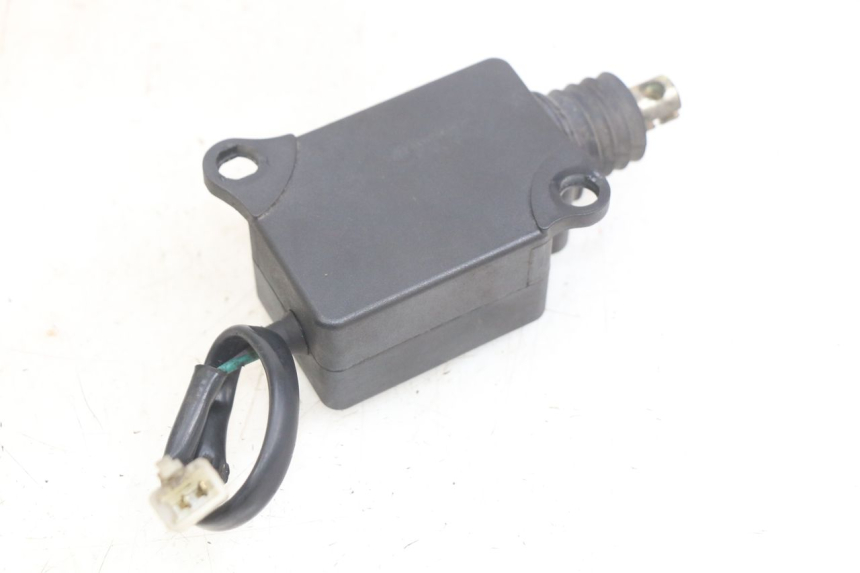 photo de MOTOR DE ABERTURA DO BAÚ SYM GTS EFI 125 (2012 - 2016) - Zoom do estado de desgaste