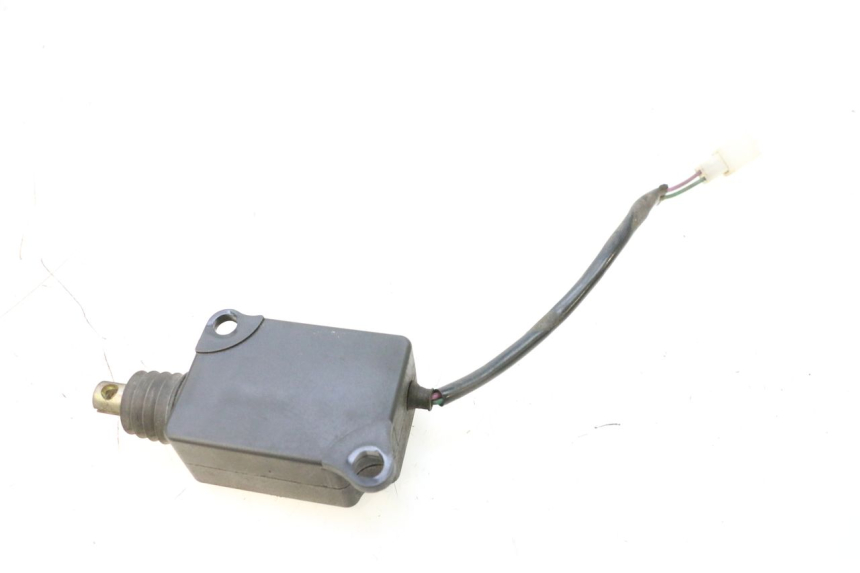 photo de MOTOR DE ABERTURA DO BAÚ SYM GTS EVO 125 (2009 - 2013) - Outro ângulo de visão
