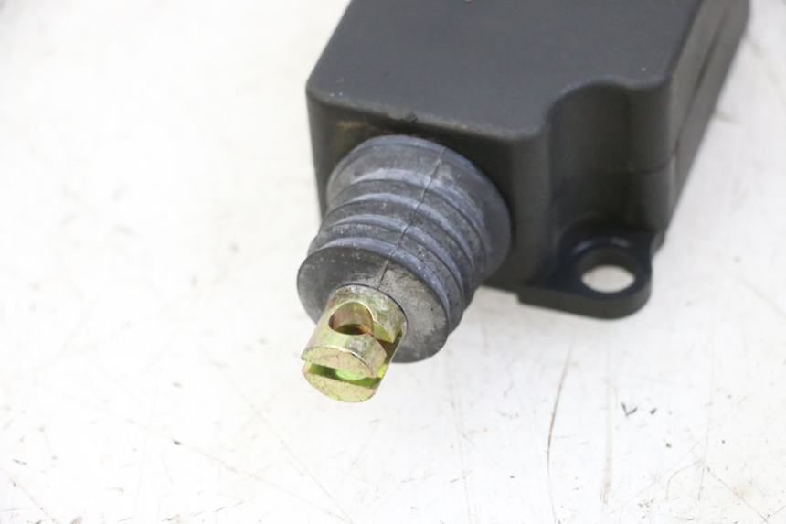 photo de MOTOR DE ABERTURA DO BAÚ SYM JOYMAX 125 (2010 - 2017) - Zoom do estado de desgaste
