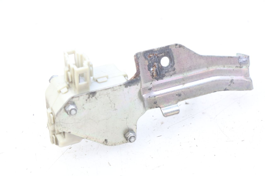 photo de MOTOR DE ABERTURA DO BAÚ PIAGGIO LIBERTY IGET 4T 50 (2015 - 2020) - Zoom do estado de desgaste