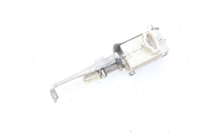 photo de MOTOR DE ABERTURA DO BAÚ PIAGGIO LIBERTY IGET 4T 50 (2015 - 2020) - Zoom do estado de desgaste