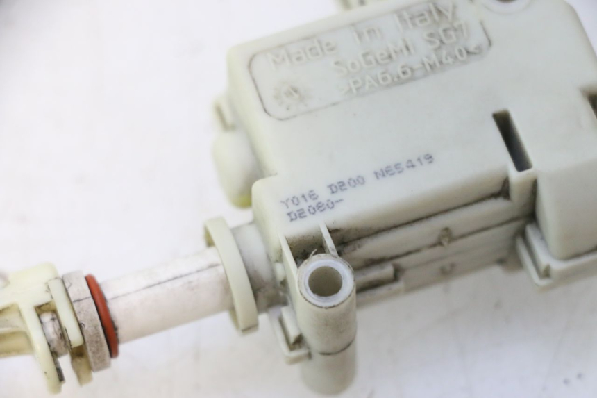 photo de MOTOR DE ABERTURA DO BAÚ PIAGGIO LIBERTY IGET 4T 50 (2015 - 2020) - Detalhe da peça