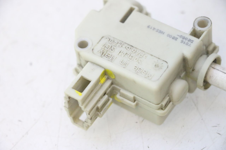 photo de MOTOR DE ABERTURA DO BAÚ PIAGGIO LIBERTY IGET 4T 50 (2015 - 2020) - Zoom do estado de desgaste