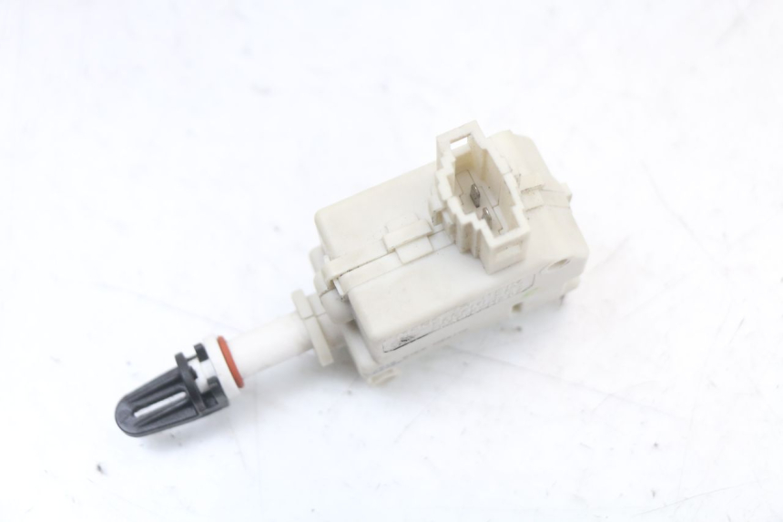 photo de MOTOR DE ABERTURA DO BAÚ PIAGGIO MP3 HPE 350 (2018 - 2020) - Detalhe da peça