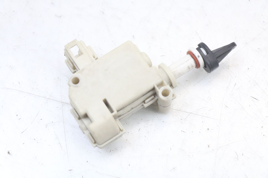 photo de MOTOR DE ABERTURA DO BAÚ PIAGGIO MP3 HPE 350 (2018 - 2020) - Zoom do estado de desgaste